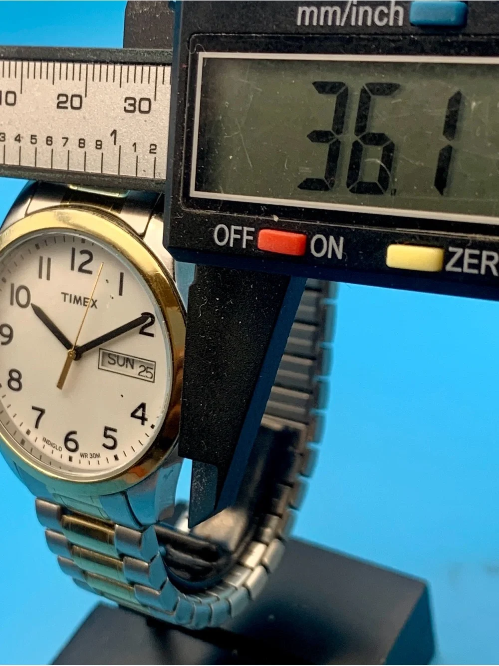 TIMEX Men’s 2012 Quartz Wristwatch Indiglo Easy Read Day Date Works New Battery